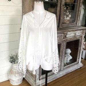 FEW MODA New York ARITZIA WHITE BLOUSE BUTTERFLY BELL SLEEVE SMALL NEW